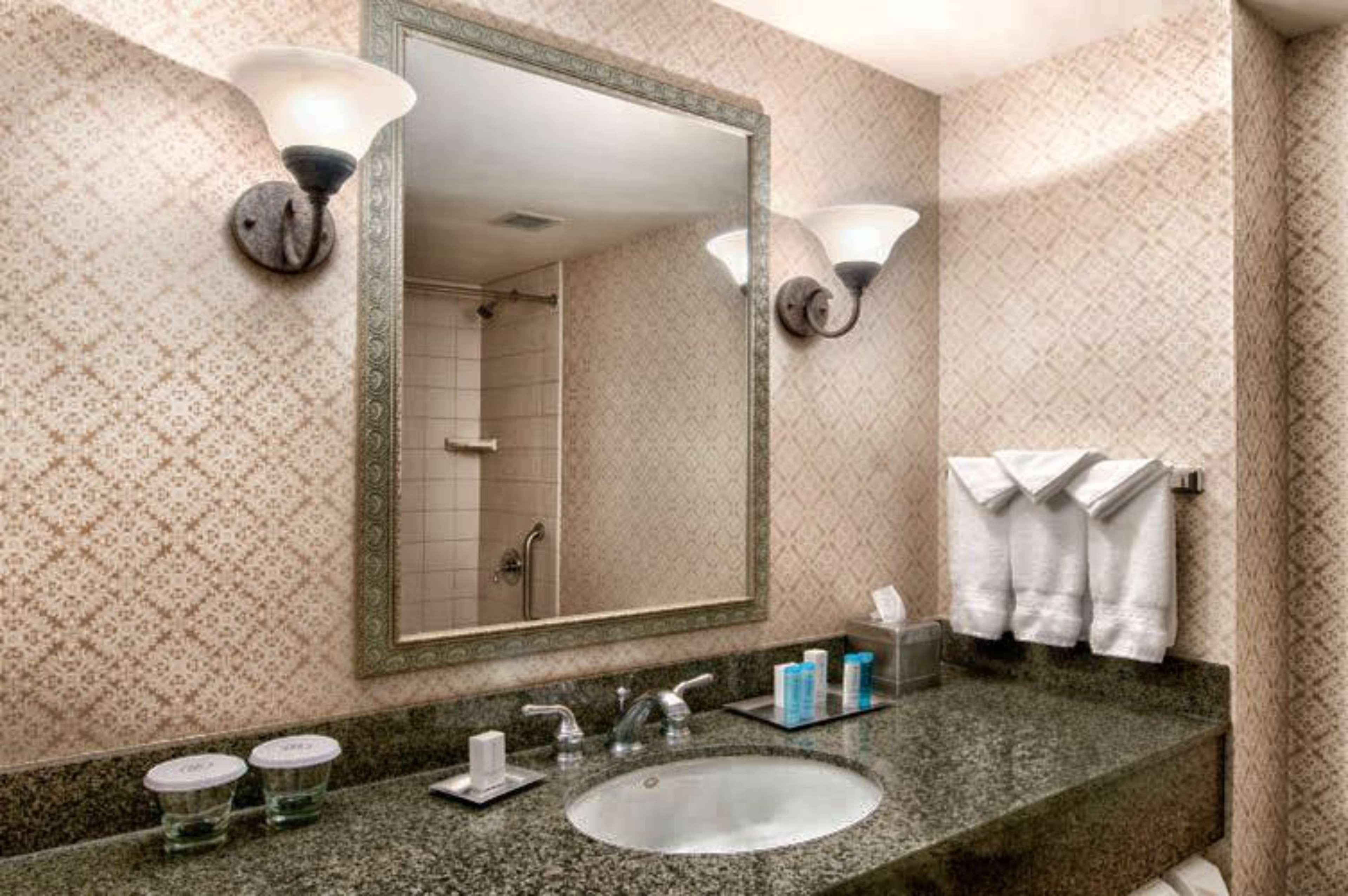 Hilton Scranton & Conference Center Hotel Екстериор снимка